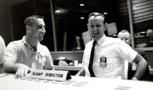 איבד חבר קרוב. קראפט (מימין) עם האסטרונאוט גאס גריסום, שנהרג לאחר מכן בשריפה באפולו 1 | צילום: NASA