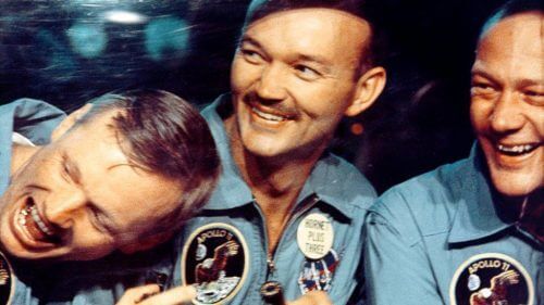 האסטרונאוטים של אפולו 11 מיד לאחר שנאספו בידי ספינת החילוץ לאחר נחיתתם ביום. צילום: נאס"א