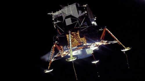 רכב הנחיתה הירחי של אפולו 11, כפי שצולם על ידי מייקל קולינס מחללית הפיקוד. דקות אחדות מאוחר יותר התגלתה התקלה שגרמה כמעט לביטול הנחיתה אלמלא תושיתו של ניל ארמסטרונג. צילום: נאס"א