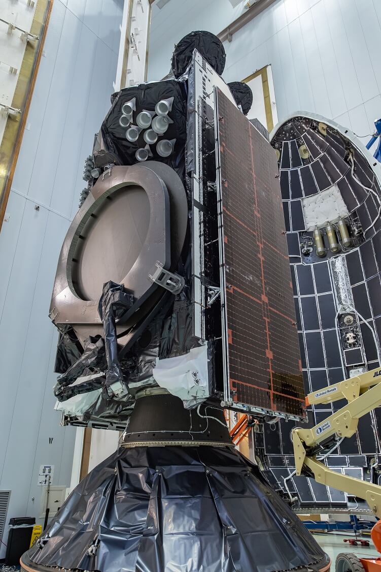 הלוויין עמוס 17 מותקן על גבי משגר פאלקון 9 של ספייס אקס, בתחנת חיל האוויר בכף קנוורל, המספקת שירותי שיגור לספייס אקס. צילום: חלל תקשורת