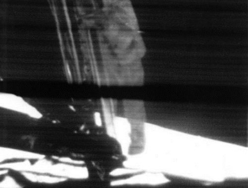 הצעד הראשון על הירח, כפי שנקלט במצלמת הוידאו של רכב הנחיתה של אפולו 11 הלוא הוא העיט. צילום: נאס"א