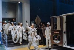 משמאל לימין אלדרין קולינס וארמסטרונג עוזבים את מתקן מגורי הצוות ונכנסים ל"אסטרו-ואן" בדרכם לכן השיגור 39A. צילום: נאס"א