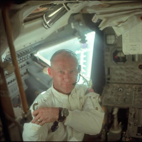 האסטרונאוט באז אלדרין נכנס בפעם הראשונה למודול הנחיתה - העיט, 18 ביולי 1969. צילום: נאס"א