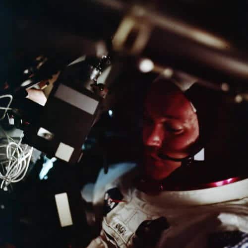 האסטרונאוט מייקל קולינס בחללית קולומביה, במהלך הטיפוס לעבר הירח. צילום: נאס"א