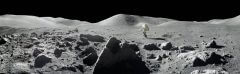 עמק טארוס ליטרו על הירח, בתמונת פנורמה ששוחזרה מתמונות שצילמו האסטרונאוטים. דיוק הצבעים אושר על ידי האסטרונאוט האריסון שמיט. צילום: נאס"א