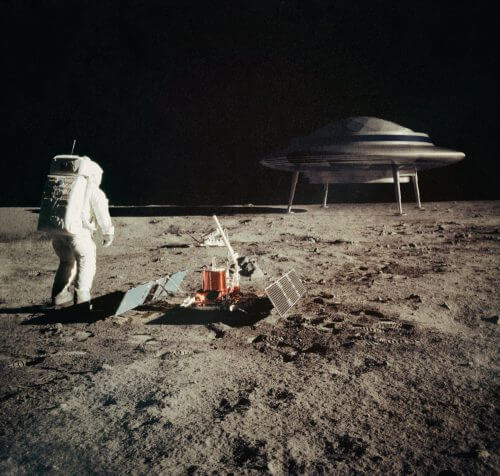 אסטרונאוט פוגש בחייזרים על הירח. המחשה: shutterstock
