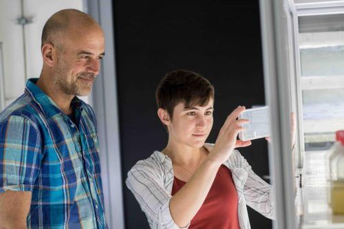 Avia Mizrahi and Prof. Assaf Verdi. How come one algae cell dares. Photo: Weizmann Institute Spokesperson