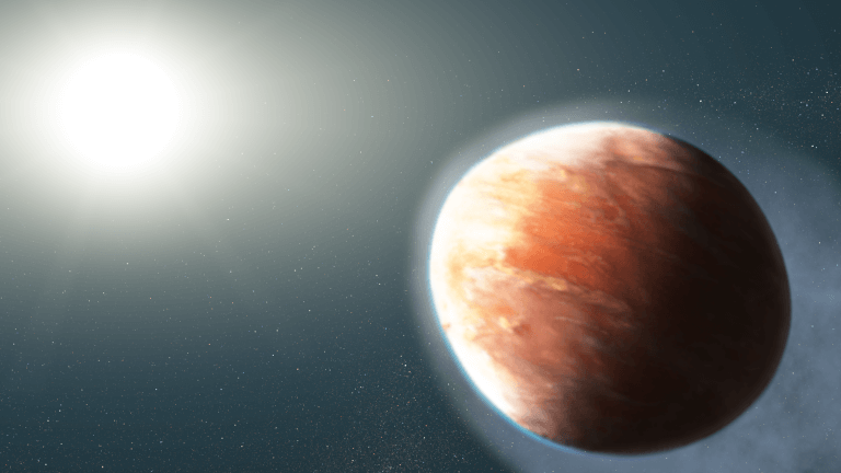 WASP-121b, כוכב לכת מסוג "צדק חם" קרוב כל כך לכוכב שלו עד כי מתכות כבדות בורחות מהאטמוספירה שלו. כוחות הגיאות גורמות לו להיות פחוס כמו פוטבול אמריקאי. איור: המרכז המדעי של טלסקופ החלל.