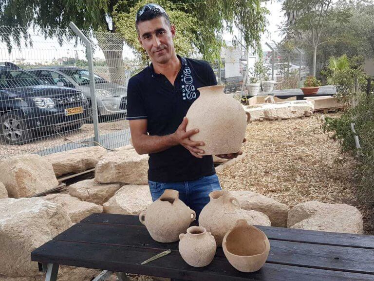 أحمد نصار ياسين والمكتشفات التي عمرها 4500 عام. تصوير: نير ديستلفيلد، سلطة الآثار