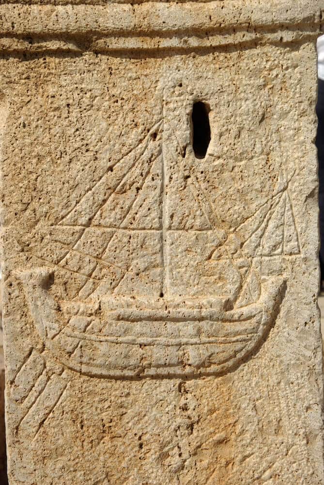 תבליט המתאר ספינת מסחר רומית, ב-Leptis Magna, לוב