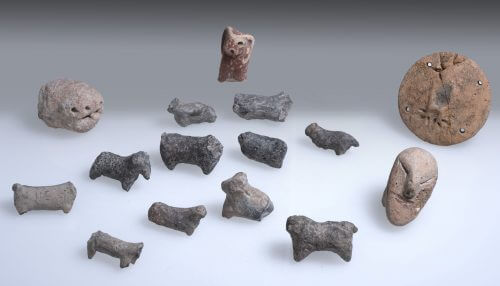 פסלונים בני אלפי שנים שנמצאו בחפירה. צילום" קלרה עמית, רשות העתיקות