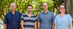 מימין: ד"ר סילביה קרבלו, ד"ר ניר לונדון, דניאל זיידמן ופרופ' אלון הרמלין. העמידות של הזבובים התעופפה. צילום: דוברות מכון ויצמן