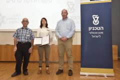 הזוכה בפרס הראשון בתחרות הסטודנטים לפיתוחים בטחוניים בטכניון 2019. מימין לשמאל: פרופ' אלון וולף, אלינור גינזבורג ותא"ל (מיל') פרופ' יעקב נגל.