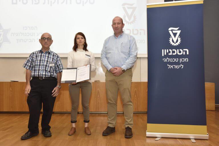 The winner of the first prize in the student competition for security developments at the Technion 2019. From right to left: Prof. Alon Wolf, Eleanor Ginzburg and Major General (ret.) Prof. Jacob Nagel.