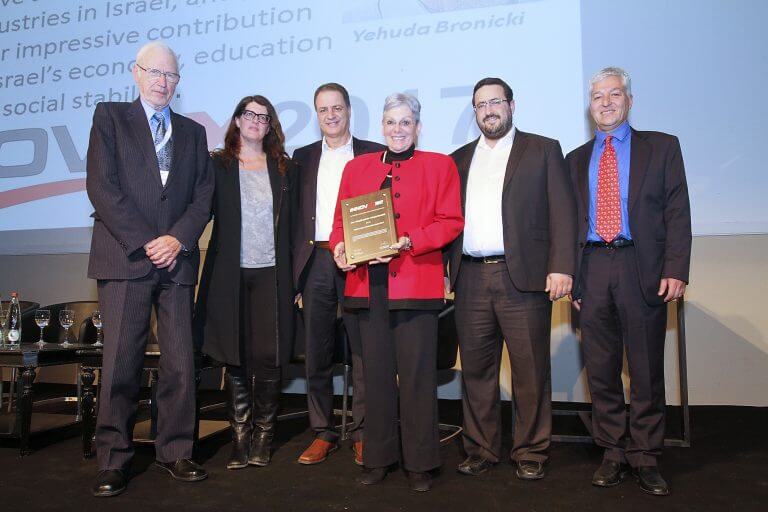 Judith (in the center in red) and Yehuda Bronitsky (on the left). The bride and recipient of the Israel Prize for Lifetime Achievement in the field of industry. From the iNNOVEX conference. Photo: Niv Kantor.