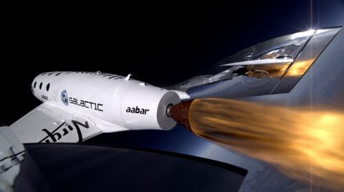 טיסת ניסוי ממונעת של החללית SpaceShipTwo של חברת וירג'ין גלקטיק. מקור: Virgin Galactic.