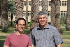 (מימין לשמאל):פרופ' רועי בק-ברקאי ורם אבינרי. צילום: באדיבות אוניברסיטת תל-אביב