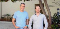 מימין: איליה סלוצקין ופרופ' ערן סגל. מנסחים את החוקים השולטים במיקרו-אר-אן-איי. באדיבות מגזין מכון ויצמן.