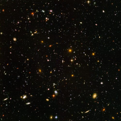 תמונה של כעשרת אלפים גלקסיות מכונה: "השדה העמוק העצום של האבל". התמונה כוללת גלקסיות ממבחר גילאים, גדלים, צורות וצבעים. כמאה מהגלקסיות הקטנות האדומות עשויות להיות הגלקסיות הרחוקות ביותר שניתן לראות. הן נוצרו כשהיקום היה בן 800 מיליון שנה. הגלקסיות הקרובות יותר - הבהירות בעלות צורת ספירלה או אליפסה מובחנות נמצאות במרחק של כמיליארד שנות אור, כאשר היקום היה בן 13 מיליארד שנה. התמונה דרשה 800 חשיפות שצולמו במהלך 400 מסלולי האבל סביב כדור הארץ. הסך הכולל של זמן החשיפה היה 11.3 יום, בין 24 בספטמבר 2003 ל- 16 בינואר 2004. צילום: NASA, ESA, and S. Beckwith (STScI) and the HUDF Team