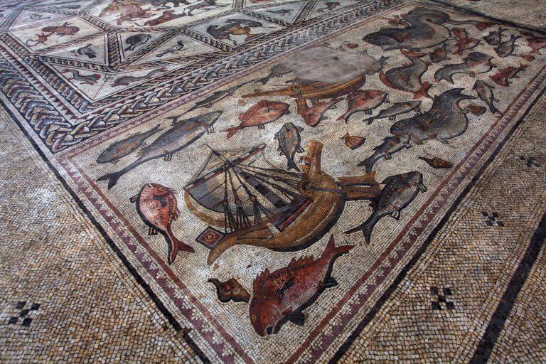 מוזאיקה מהתקופה הרומאית שהתגלתה בלוד מתארת את הסחר הימי. צילום: shutterstock