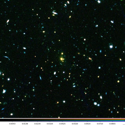 תמונה מורכבת של אשכול הגלקסיות XLSSC 122 בעזרת תמונות מטלסקופ החלל האבל ומהטלסקופ הגדול מאוד של מצפה הכוכבים האירופי. קווי המתאר הלבנים חושפים פליטת רנטגן חזקה שנצפתה על ידי לוויין ה- Multi-Mirror של סוכנות החלל האירופית. (ג'ון וויליס) . באדיבות המחבר