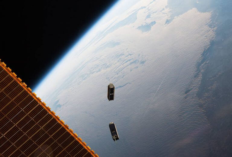 שני ננו לוויינים מבוססי קיובסאט משוגרים מתחנת החלל הבינלאומית. 2016. צילום: נאס"א