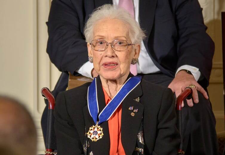 Katherine Johnson receives the Presidential Medal from the hands of Bill Clinton. Photo: NASA/Bill Ingalis