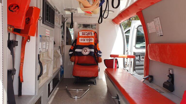 سيارات إسعاف مزودة بقسم لعزل السائق. صورة المتحدثة باسم MDA