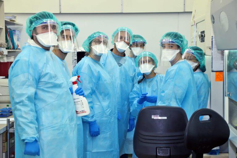 الطلاب يتطوعون في مختبر الاختبار في مركز شيبا الطبي. صورة العلاقات العامة - المركز الطبي شيبا في تل هشومير