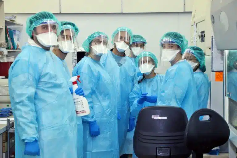 الطلاب يتطوعون في مختبر الاختبار في مركز شيبا الطبي. صورة العلاقات العامة - المركز الطبي شيبا في تل هشومير