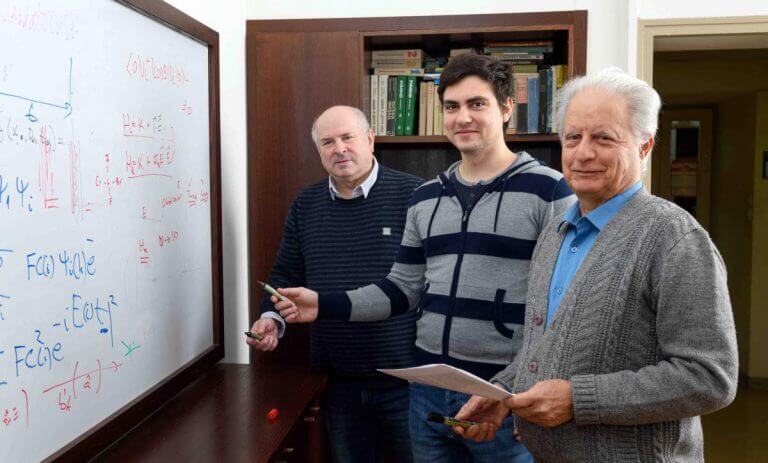 From the right: Prof. Ilya Averbuch, Ilya Teutunikov and Prof. Yechiam Pryor. A resounding discovery. Photo: Weizmann Institute Spokesperson