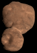 צילום מקרוב של Arrokoth על ידי New Horizons. אפשר לראות ש"איש השלג" מורכב משני עצמים נפרדים המחוברים בצוואר דק. התנגשות מקרית של שני עצמים כאלה הייתה מנפצת אותם ולא מחברת אותם; המחקר החדש מסביר כיצד נוצר החיבור האמור. הצילום באדיבות נאס"א