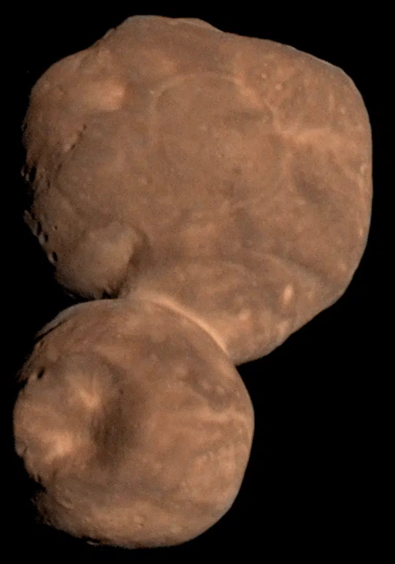 صورة مقربة لـ Arrokoth بواسطة New Horizons. يمكنك أن ترى أن "الرجل الثلجي" يتكون من جسمين منفصلين متصلين برقبة رفيعة. ومن شأن الاصطدام العرضي بين جسمين من هذا القبيل أن يؤدي إلى تحطيمهما بدلاً من الانضمام إليهما؛ تشرح الدراسة الجديدة كيف تم إجراء الاتصال المذكور. الصورة مجاملة من وكالة ناسا