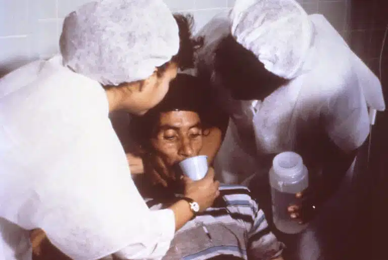 חולה קורונה מקבל טיפול בתרופה שתמנע התייבשות, ב-1992. תמונה: נחלת הכלל מתוך ויקיפדיה Cholera patient being treated by oral rehydration therapy in 1992