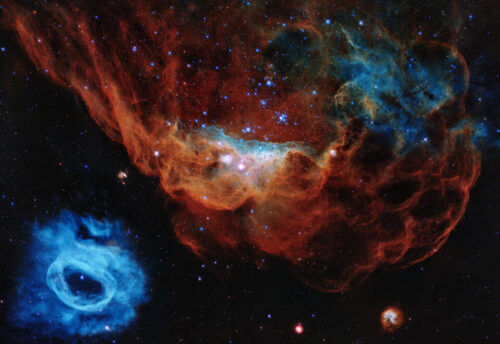 ערפילית הענק NGC 2014 ושכנתה NGC 2020 המהוות יחד חלק מאזור מרכזי של יצירת כוכבים בענן המגלני הגדול' גלקסיית לוויין של שביל החלב. צילום: NASA, ESA והמרכז המדעי של טלסקופ החלל 