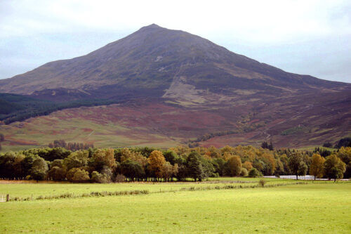 צ'יהליון, סקוטלנד. ההר הראשון שנשקל ושצוירה לו מפה טופוגרפית. צלם: Andrew2606, ויקימדיה