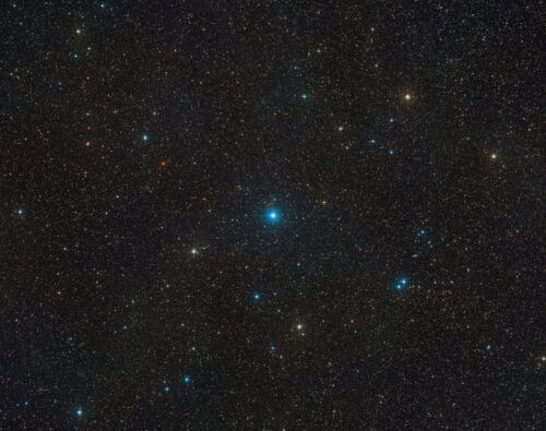 מבט השדה הרחב הזה מראה את האזור בשמיים, בקבוצת טלסקופיום, שבו אפשר למצוא את HR 6819, מערכת משולשת שמורכבת משני כוכבים והכוכב השחור הקרוב ביותר לכדור הארץ שנמצא אי פעם. המבט הזה נוצר מתמונות המהוות חלק מ-Digitized Sky Survey 2. החור השחור בלתי נראה, אבל את שני הכוכבים ב-HR 6819 אפשר לראות מחצי הכדור הדרומי בלילה אפל ובהיר ללא משקפת או טלסקופ. מזכה: ESO/Digitized Sky Survey 2. צילום: Davide De Martin