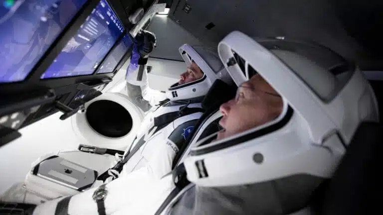 يتدرب رواد الفضاء على إطلاق أول مركبة فضائية مأهولة منذ عقد، Crew Dragon. الصورة: سبيس اكس