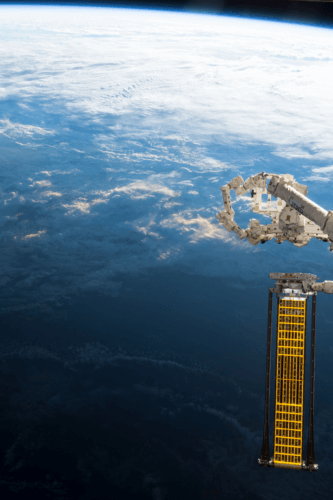 מערך ROSA נוסה בתחנת החלל הבינ"ל ביוני 2017. צילום: נאס"א