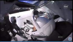 האסטרונאוטים דאג הארלי ובוב בנקן מתכוננים לצאת מהחללית CREW DRAGON בשל ביטול השיגור ב-27/5/2020. צילום מסך מתוך הטלוויזיה של נאס"א