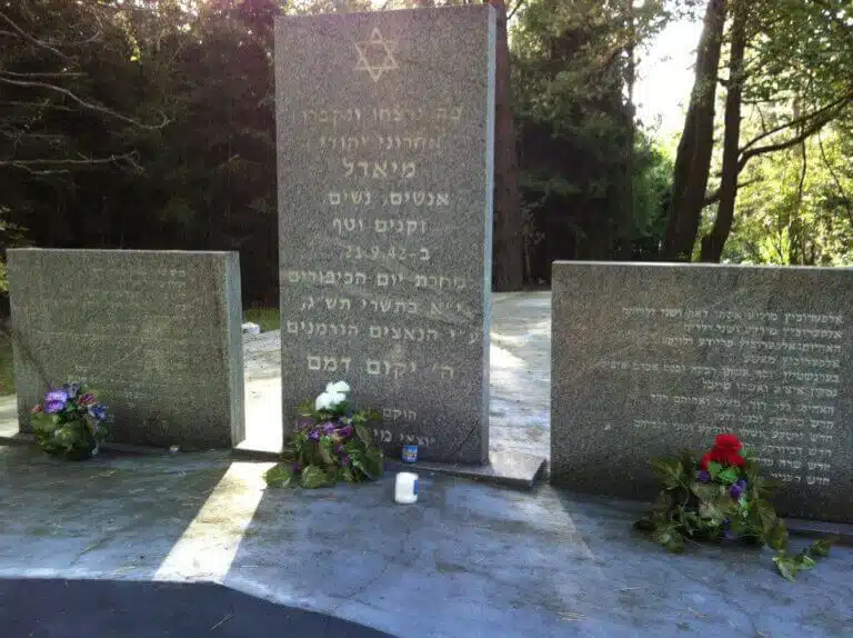 شاهد قبر تخليدا لذكرى يهود ميدل (ثم في بولندا، والآن في بيلاروسيا) الذين أُعدموا في سبتمبر 1942. تصوير: آفي بيليزوفسكي