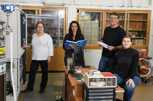 From the right: Dr. Maria Chiara DiGregorio, Prof. Milko van der Baum, Dr. Michal Lahav and Dr. Linda Shimon. The yo-yo effect