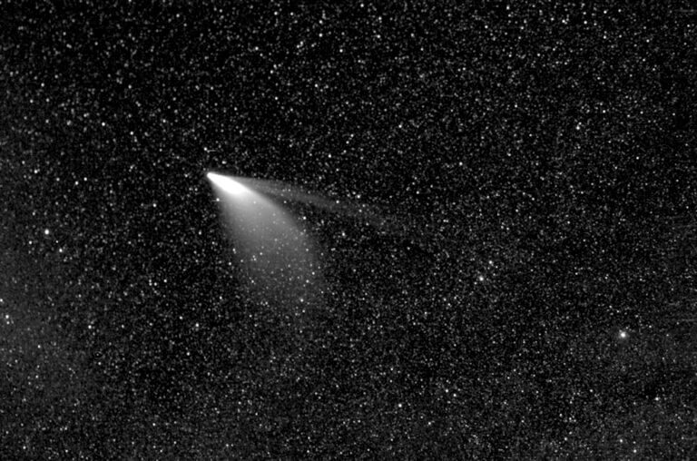 השביט NEOWISE כפי שצולם מהחללית פארקר, ב-5 ביולי 2020, בעת הגעתו לנקודה הקרובה ביותר במסלולו לשמש. צילום: נאס"א