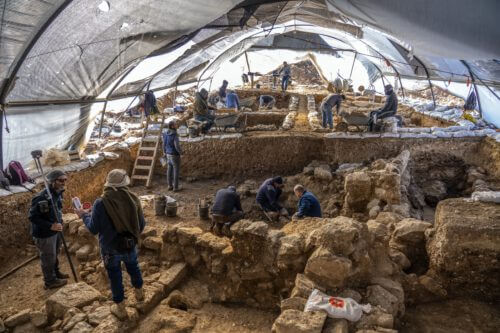 חפירת רשות העתיקות באתר מתקופת בית ראשון בארנונה מגלה שרידי מבנים מרשימים. צילום: יניב ברמן, רשות העתיקות