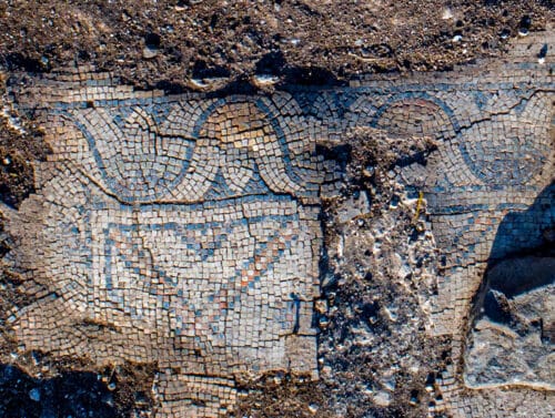 רצפת הפסיפס של הכנסיה העתיקה. צילום אלכס ויגמן רשות העתיקות