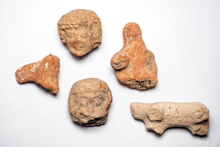 أختام من فترة مملكة يهوذا تم اكتشافها خلال الحفريات في حي الأرنونا بالقدس بالقرب من السفارة الأمريكية. تصوير: يانيف بيرمان