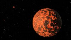 במערכת השמש שלנו, ענקי הקרח רהב (נפטון) ואורון (אורנוס), צפיפותם פחותה מאוד בהשוואה לזו של כוכבי הלכת הסלעיים נוגה (ונוס) וארץ. אולם, אסטרופיזיקאים במשימת טס (TESS) של נאס"א מצאו עכשיו כוכב לכת חוץ-שמשי, TOI-849b, שנראה שמסתו גדולה פי 40 מזו של ארץ, ואילו צפיפותו זהה לזו של ארץ. האיור מתאר את כוכב הלכת UCF-1.01. כמו TOI-849b, גם כוכב לכת זה סובב קרוב לשמשו והוא מעין "רהב חם". קרדיט: NASA/JPL-Caltech