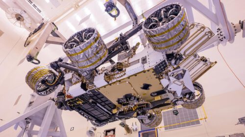 מסוק המאדים, שנראה במרכז תחתית התמונה, הוצמד לרכב פרסבירנס של נאס"א במרכז החלל קנדי ב-6 באפריל 2020. המסוק ייפרס על אדמת מאדים בערך חודשיים וחצי אחרי שפרסבירנס ינחת. צילום: NASA/JPL-Caltech