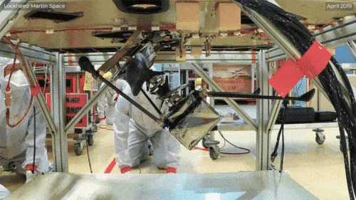 בקליפ הווידאו הזה מהנדס צופה בניסוי של מערכת ההוצאה של מסוק המאדים ב-Lockheed Martin Space בדנוור ב-19 באפריל 2019. קרדיט: LMS