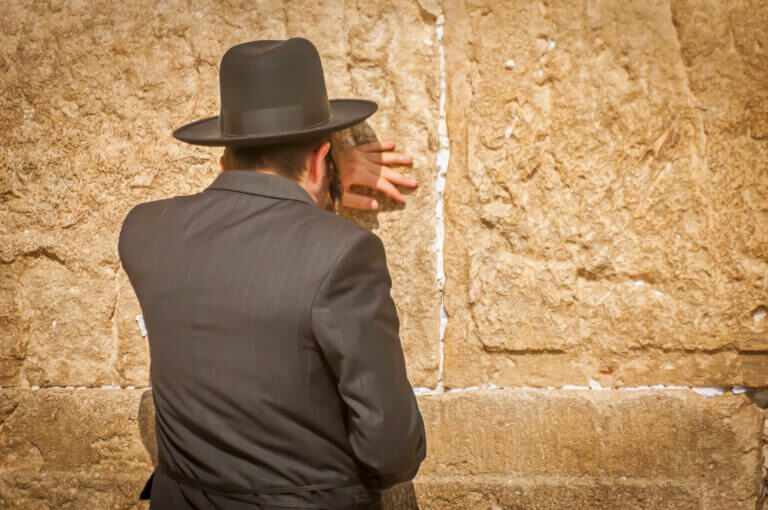 يهودي متشدد يصلي عند حائط المبكى في تيشا باف. الصورة: شترستوك